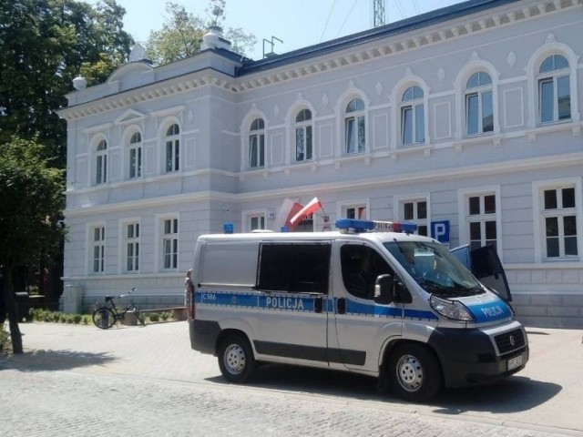 Policjanci z wąbrzeskiej komendy eskortowali rannego mężczyznę do szpitala w Grudziądzu