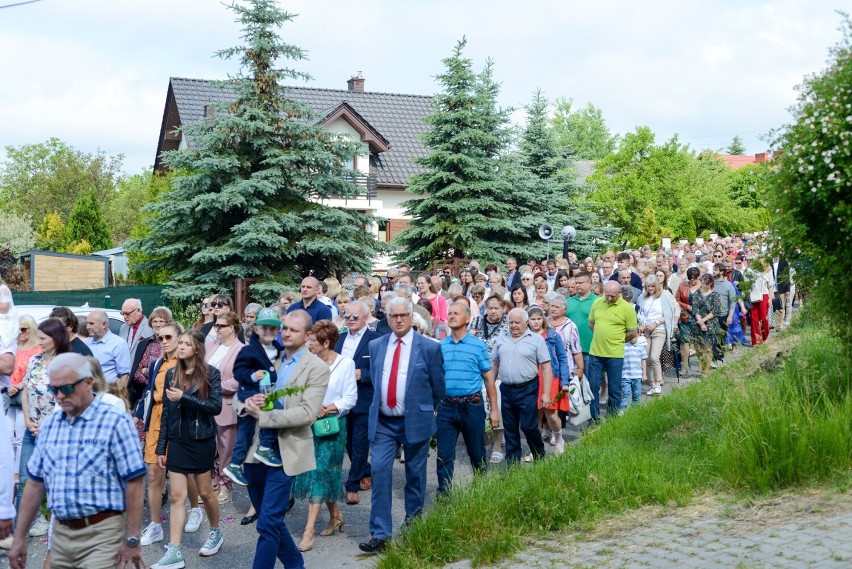 Boże Ciało w parafii Matki Bożej Nieustającej Pomocy w Starachowicach. Tłumy wiernych uczestniczyły w procesji eucharystycznej