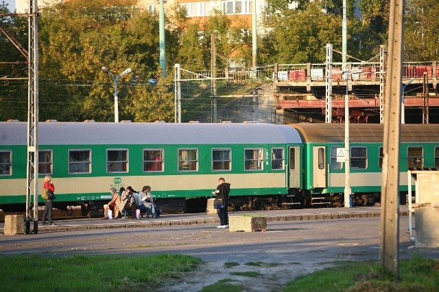Od pociągu, jadącego z Łodzi do Warszawy, odczepił się wagon z pasażerami