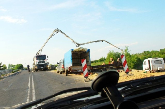 Budowa nowego wiaduktu nad torami w Radomierzycach
