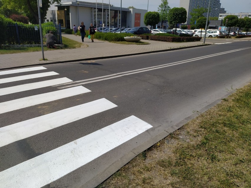 Sekcja Dróg Miejskich w Oleśnicy odnawia oznakowanie poziome na drogach