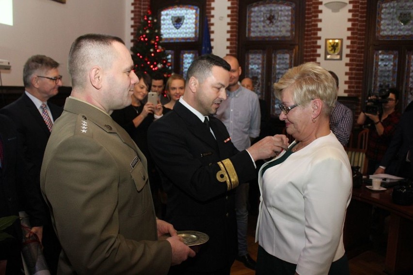 Pani Maria Zawadzka otrzymała złoty medal MON. Jej mąż i troje dzieci służy w wojsku [ZDJĘCIA]