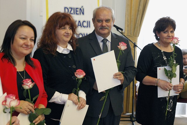 Paweł Miszczak, tu honorowany jako jeden z laureatów Nagrody Prezydenta Miasta Łodzi (7 tys. zł) - na dzień nauczyciela 2015