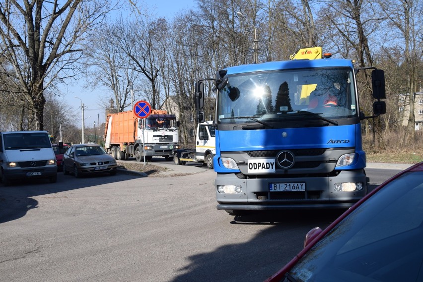 Dziś ruszył wywóz zaległych śmieci z Sokółki. Za mniejsze pieniądze wywozi je firma MPO Białystok 