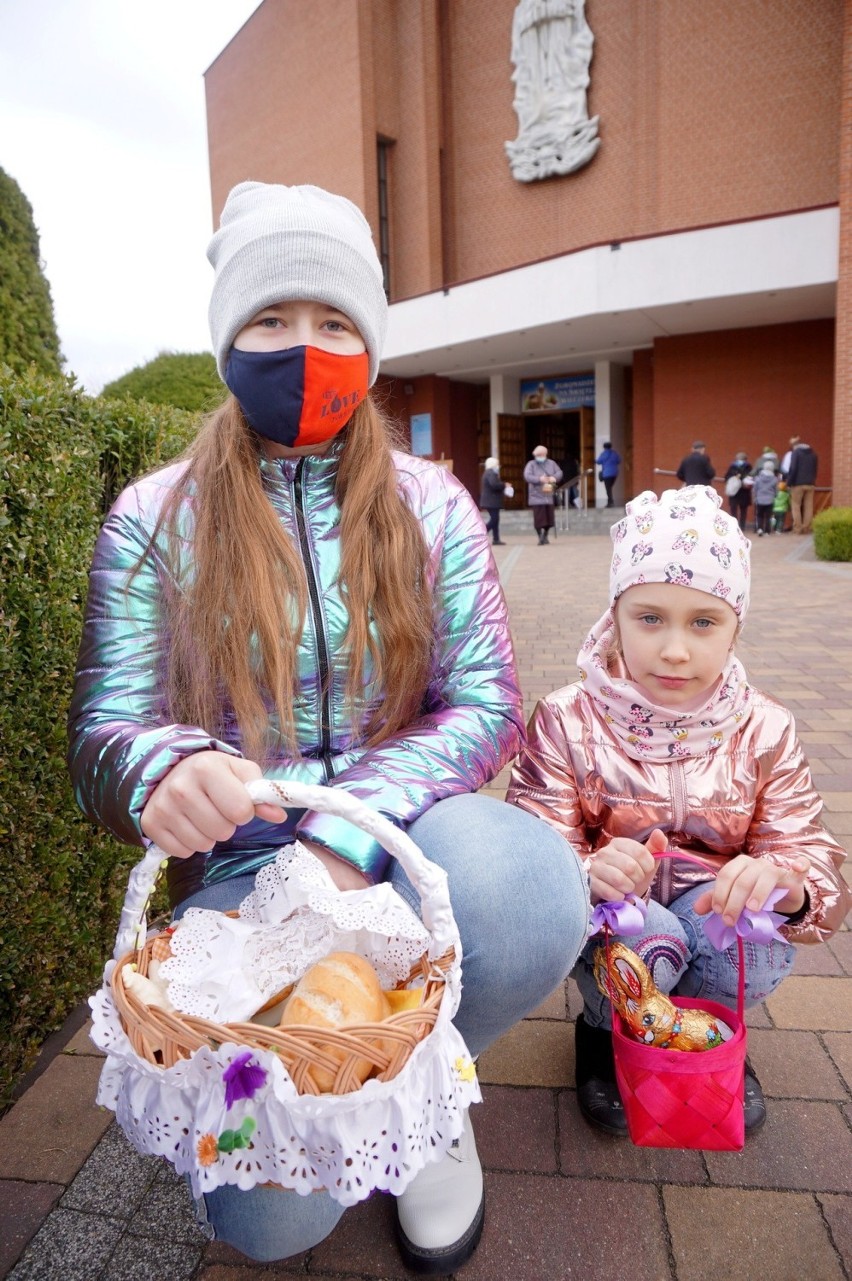 Wyjątkowe święcenie pokarmów - przed kościołem i w reżimie sanitarnym. Zobacz zdjęcia