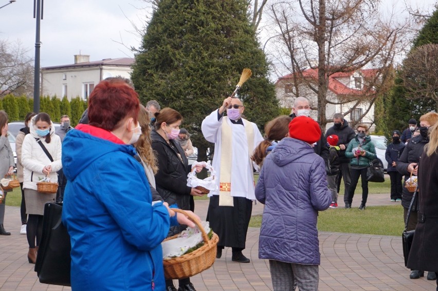 Wyjątkowe święcenie pokarmów - przed kościołem i w reżimie sanitarnym. Zobacz zdjęcia