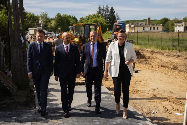 Minister Łukasz Schreiber i wojewoda Mikołaj Bogdanowicz odwiedzili trzy gminy w powiecie sępoleńskim.