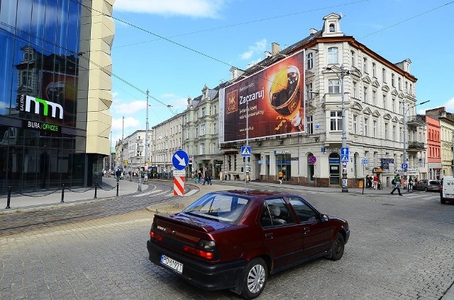 Al. Marcinkowskiego - mieszkańcy kamienicy nie chcą reklam na oknach