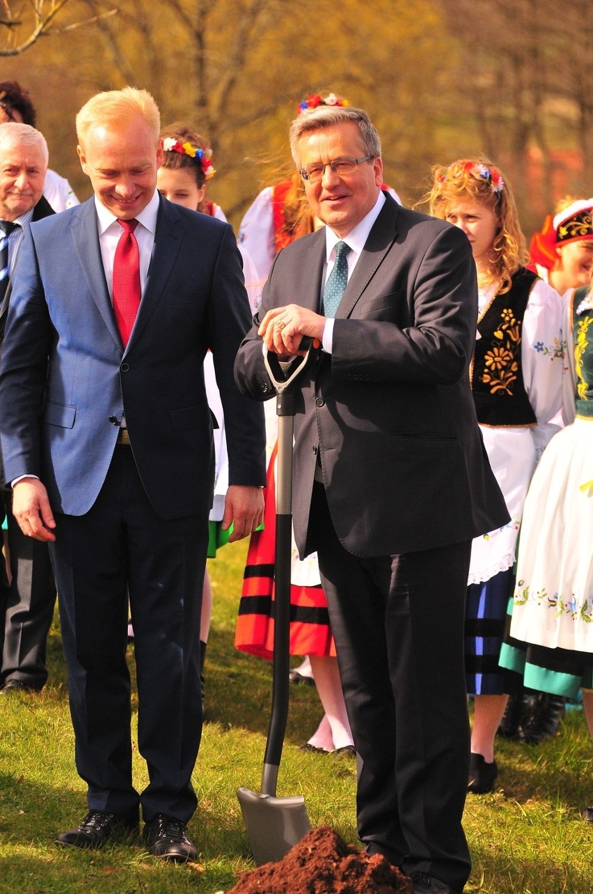 Para prezydencka z wizytą w Będominie. Bronisław Komorowski otrzymał szablę [ZDJĘCIA, WIDEO]