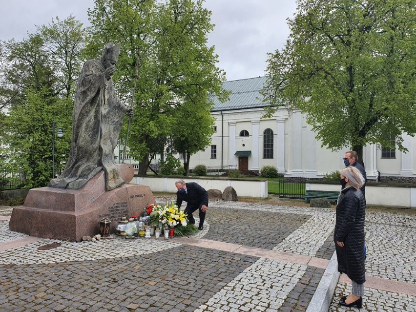 Setna rocznica urodzin Jana Pawła II 2020. Suwalskie władze złożyły kwiaty przed pomnikiem [Zdjęcia]