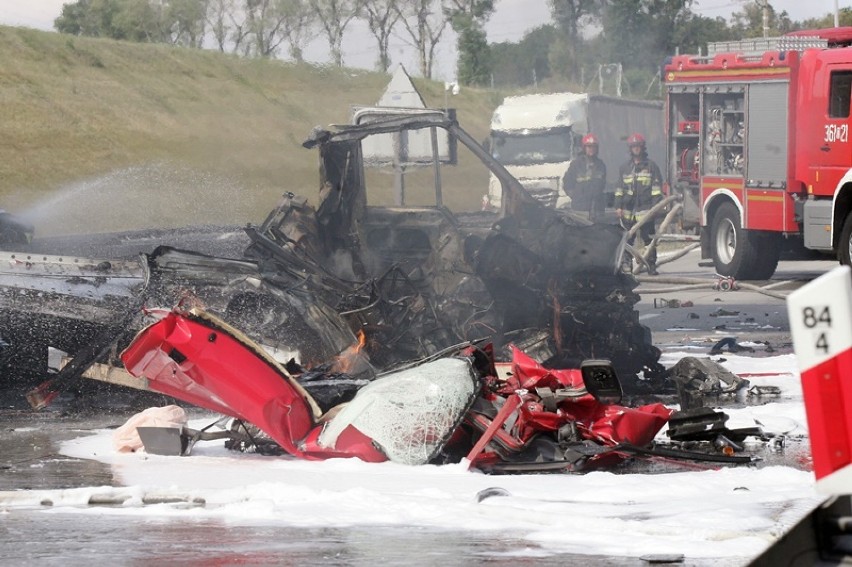 Wypadek na A4 na węźle Złotoryja. Laweta stanęła w ogniu. Autostrada zablokowana! [NOWE ZDJĘCIA]