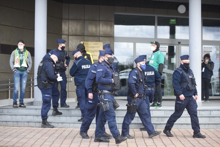 W piątek oprócz kibiców Zastalu Zielona Góra przed halą CRS...