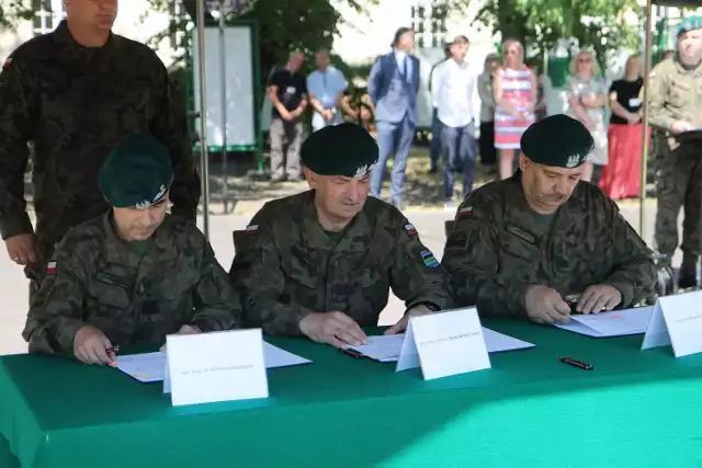 Podpisy pod aktem przekazania złożyli (od lewej): gen. bryg. dr Norbert Iwanowski , gen. bryg. Marek Wawrzyniak i dowódca 2 Mazowieckiego Pułku Saperów płk Robert Kamiński