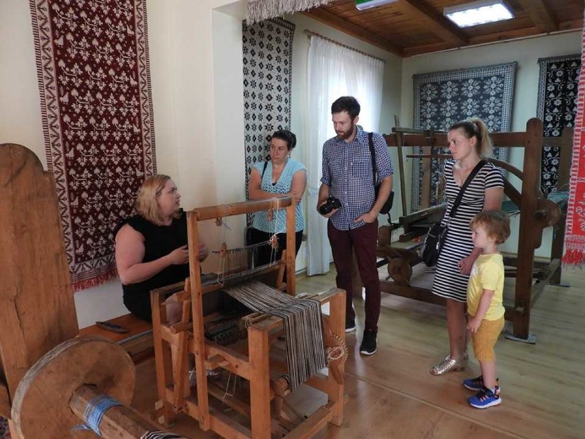 Izba Tkactwa Dwuosnowowego w Janowie cieszy się sporym zainteresowaniem turystów (zdjęcia)