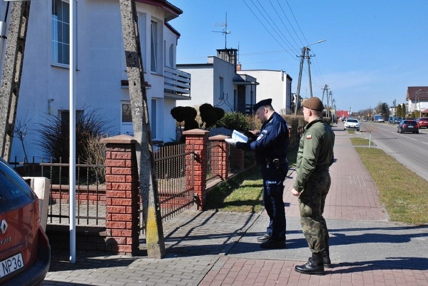 Człuchów. Policjanci wraz z żołnierzami Wojsk Obrony Terytorialnej patrolują teren