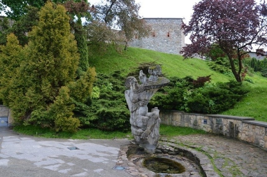 Wokół pomnika Biruty w parku Miejskim w Kielcach wycięto zieleń