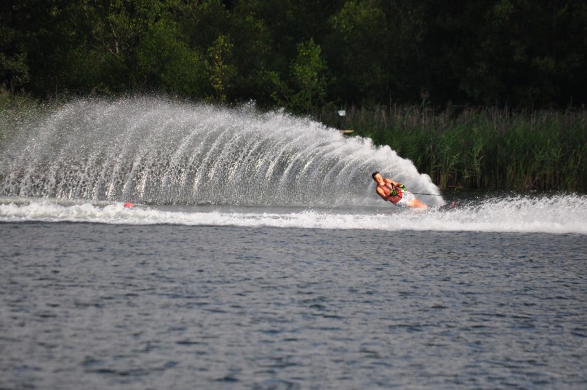 Mistrzostwa Polski na nartach wodnych za motorówką. Augustowianie mają powody do zadowolenia [Zdjęcia]