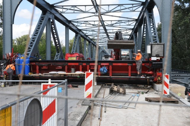 W sobotę na moście im. Józefa Piłsudskiego wylewano asfalt