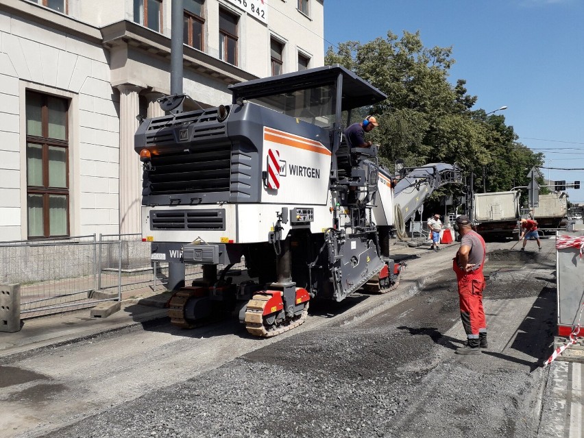 W Katowicach żar z nieba, ale prace remontowe trwają w najlepsze. Na Warszawskiej zrywany jest asfalt