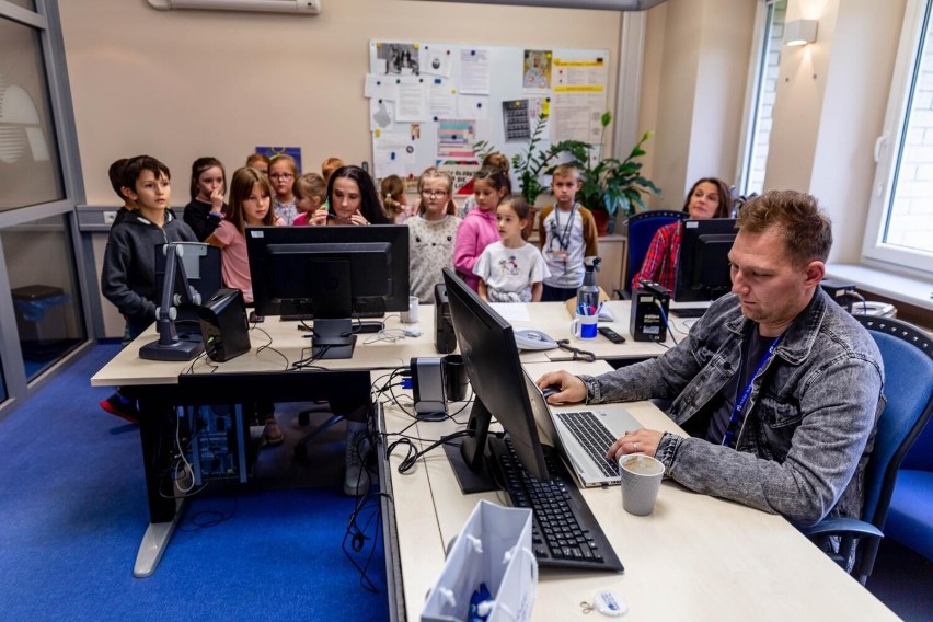 Dzień otwarty w Polskim Radiu Białystok. Słuchacze odwiedzili siedzibę stacji (zdjęcia) 