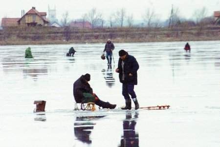 Zimowi wędkarze na jeziorze Kunickim nie asekurują się linkami, ani w żaden inny sposób. Fot. PIOTR KRZYŻANOWSKI