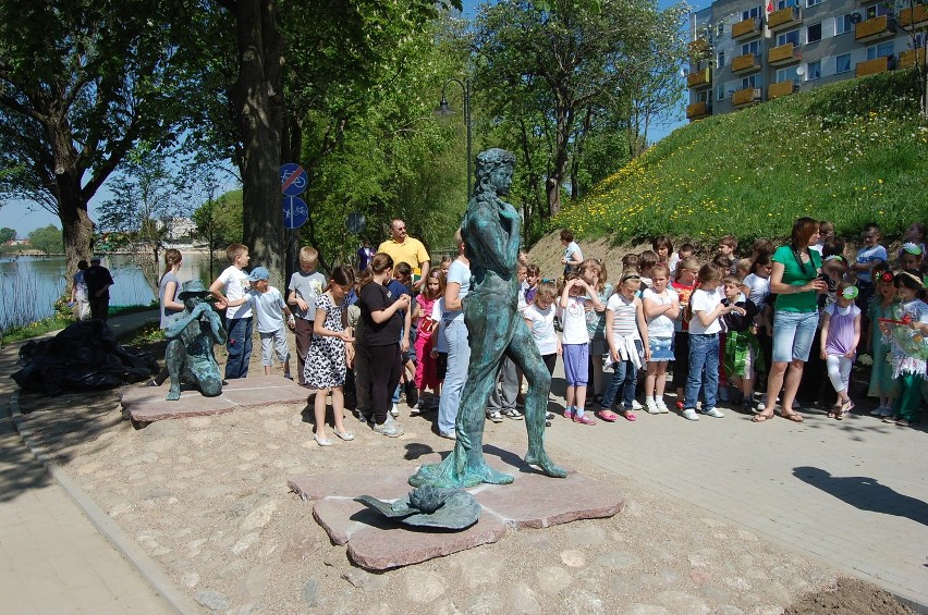 Rzeźby Rusałki i Wodnika otoczone przez dzieci