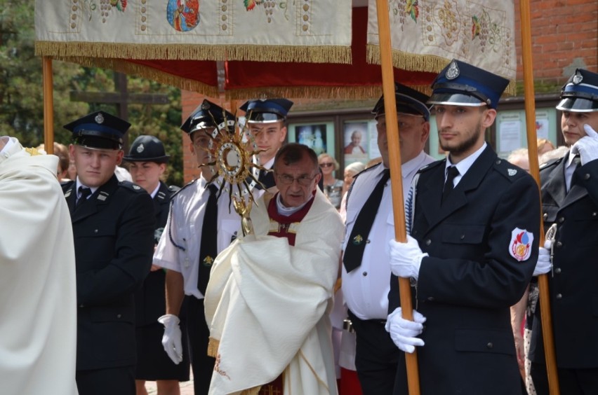 Nowy Dwór Gdański. Uroczystość Bożego Ciała - procesja do czterech ołtarzy.