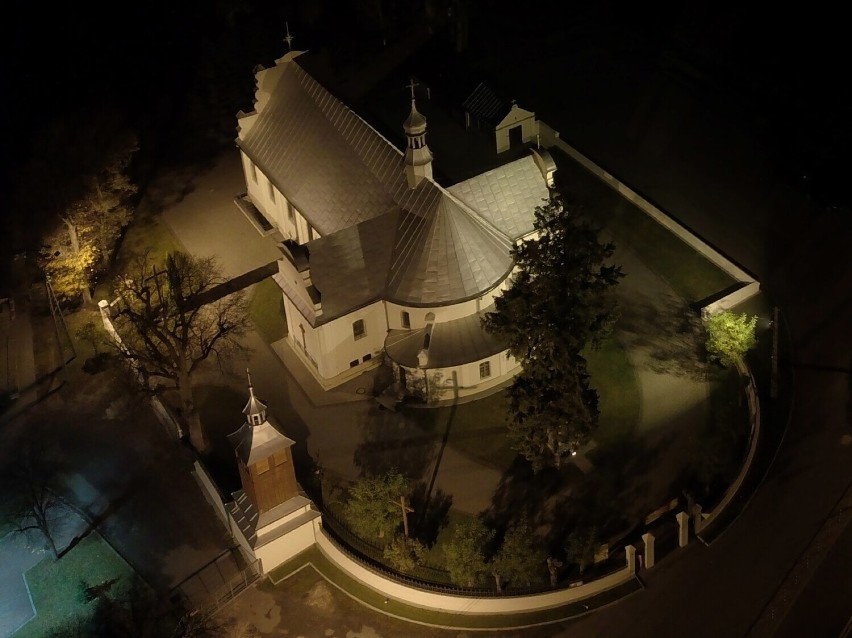 Kościół pw. Świętego Krzyża w Moszczenicy nocą