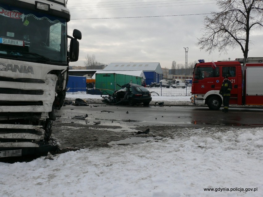 Gdynia: Śmiertelny wypadek na ulicy Hutniczej. Samochód osobowy zderzył się z ciężarówką [FILM]