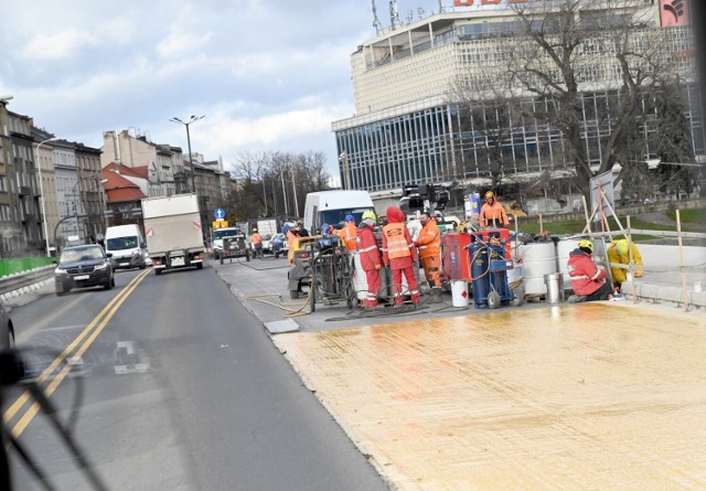 Remont Mostu Dębnickiego w Krakowie miał się zakończyć z 22 na 23 listopada. Niestety tak się nie stało. Nowy termin nie jest znany, mówi się o początku grudnia. Jeszcze przed zakończeniem prac na Dębnickim rozpoczęto remont mostu Zwierzynieckiego. Wiceprezydent Krakowa Andrzej Kulig kazał wstrzymać prace, a drogowcy przepraszali kierowców. Taka jesień 2023 na drogach Krakowa.