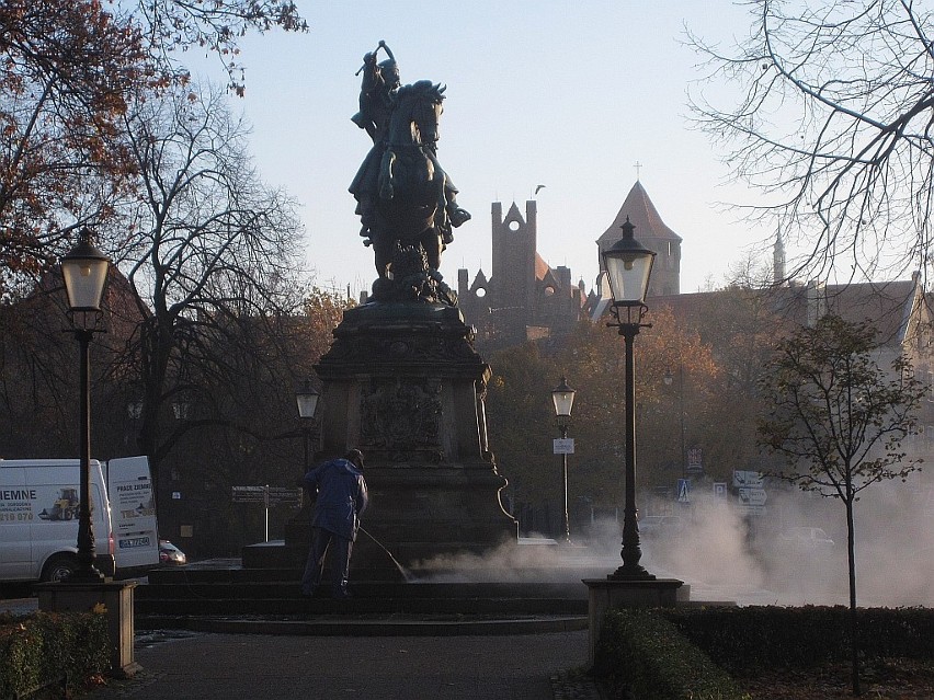 Wodą pod ciśnieniem potraktowano podest pomnika Sobieskiego.