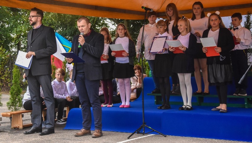 Gm. Szamotuły. Szkoła Podstawowa im. ppłk. Maksymiliana Ciężkiego w Baborowie ze sztandarem [ZDJĘCIA]