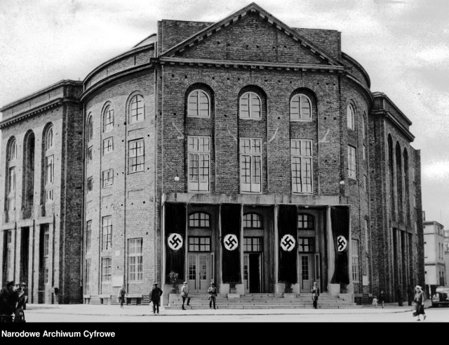 Gmach teatru - widok zewnętrzny.

ROK: 1942

Źródło: NAC


