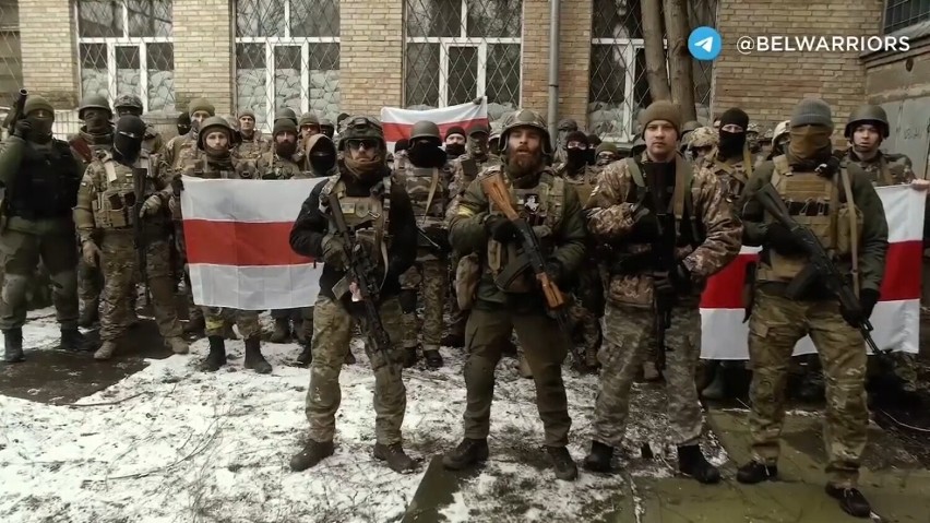Batalion Białorusinów rusza ze stolicy Polski do obrony Ukrainy. Dlaczego rekrutacja odbywa się w Warszawie? Sprawdzamy 