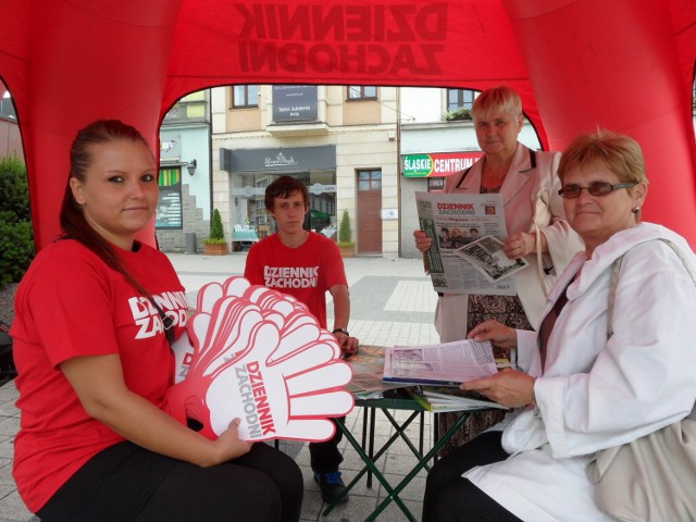 Siostry Danuta Mrowiec z Kielc i Elżbieta Kucharska z Rybnika razem z naszą hostessą Agnieszką Polonius i promotorem Dawidem Kocjanem