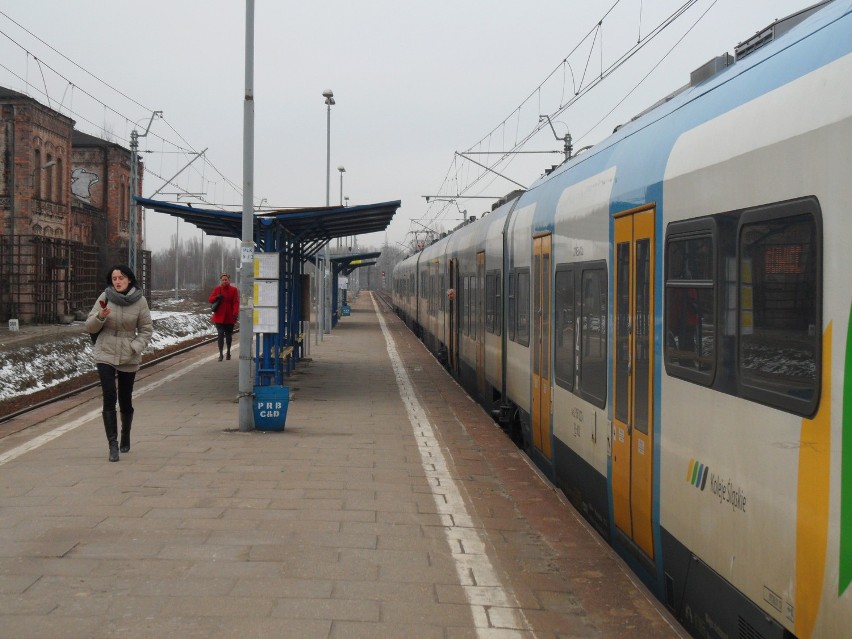 Dąbrowa Górnicza: Na stacji stoi skład Kolei Śląskich do Gliwic. Jest komunikacja zastępcza