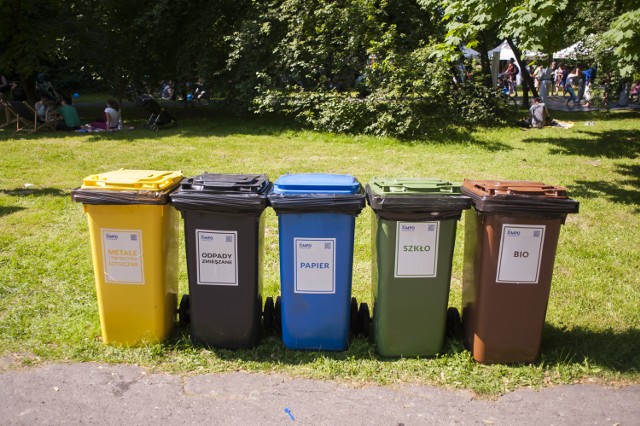 Co można wrzucić do żółtego pojemnika?
- odkręcone i zgniecione plastikowe butelki po napojach,
- nakrętki, o ile nie zbieramy ich osobno w ramach akcji dobroczynnych,
- plastikowe opakowania po produktach spożywczych,
- opakowania wielomateriałowe (np. kartony po mleku i sokach),
- opakowania po środkach czystości (np. proszkach do prania), kosmetykach (np. szamponach, paście do zębów) itp.
plastikowe torby, worki, reklamówki, inne folie,
- aluminiowe puszki po napojach i sokach,
- puszki po konserwach,
- folię aluminiową,
- metale kolorowe,
- kapsle, zakrętki od słoików.

Czego nie wrzucać do żółtego pojemnika?
- butelek i pojemników z zawartością,
- plastikowych zabawek,
- opakowań po lekach i zużytych artykułów medycznych,
- opakowań po olejach silnikowych,
- części samochodowych,
- zużytych baterii i akumulatorów,
- puszek i pojemników po farbach i lakierach,
- zużytego sprzętu elektronicznego i AGD

Na kolejnej stronie o tym co można, a czego nie można wrzucać do niebieskiego pojemnika