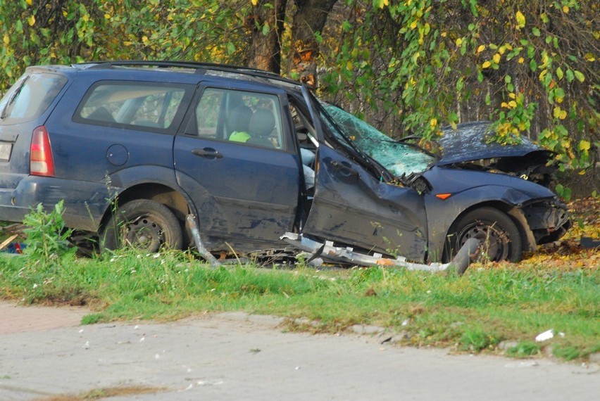 Wypadek w Wyszkach: Auto wypadło z drogi. Nie żyje 19-latek
