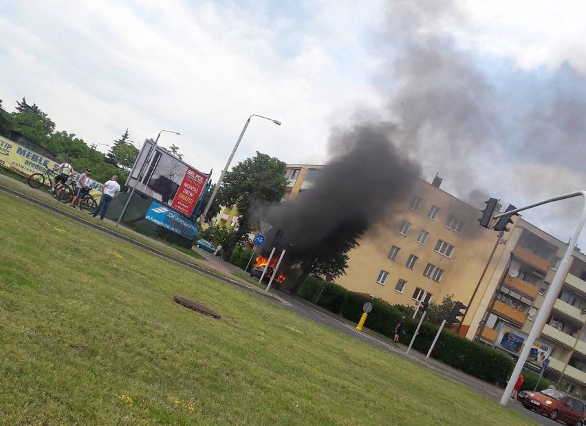 Pożar samochodu na ul. Planty we Włocławku [zdjęcia, wideo]