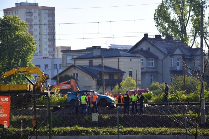 Uciekający przed policją kierowca mazdy zablokował ruch pociągów na trasie Bielsko-Biała - Zwardoń [ZDJĘCIA]