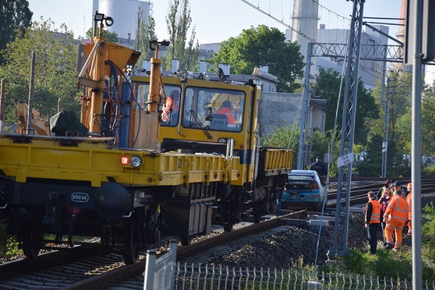 Uciekający przed policją kierowca mazdy zablokował ruch pociągów na trasie Bielsko-Biała - Zwardoń [ZDJĘCIA]