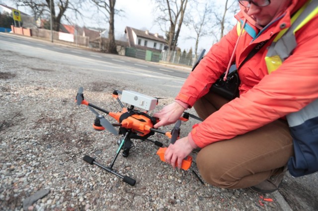 Antysmogowy dron pozwala na  identyfikację tych kominów, z których wylatuje dym ze spalania odpadów. Daje on wówczas sygnał, że do takiego domu powinien zapukać strażnik miejski