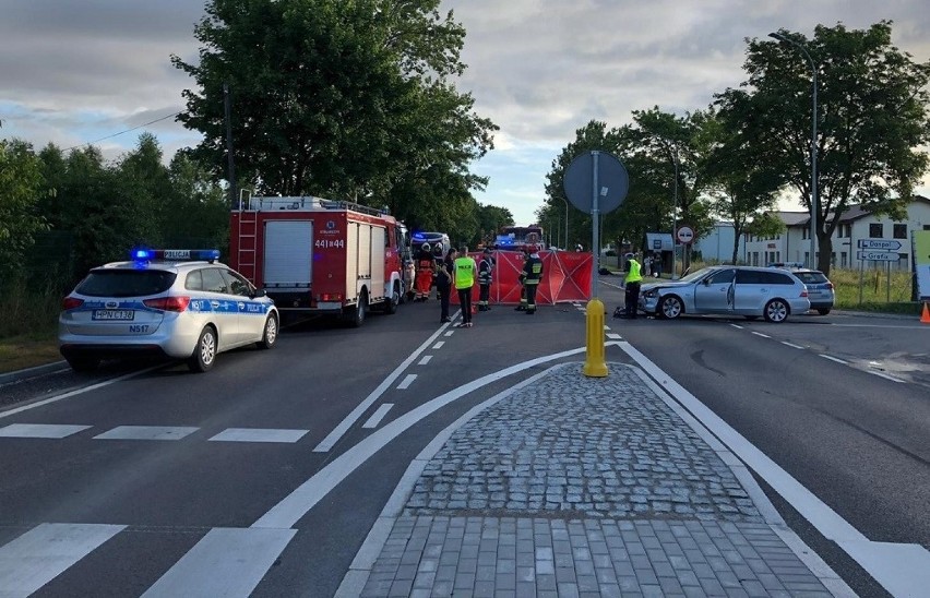 Śmiertelny wypadek w Nowym Tuchomiu między Gdynią a Żukowem 21.07.2020. Zderzenie samochodu z motocyklem. Nie żyje 26-letni motocyklista