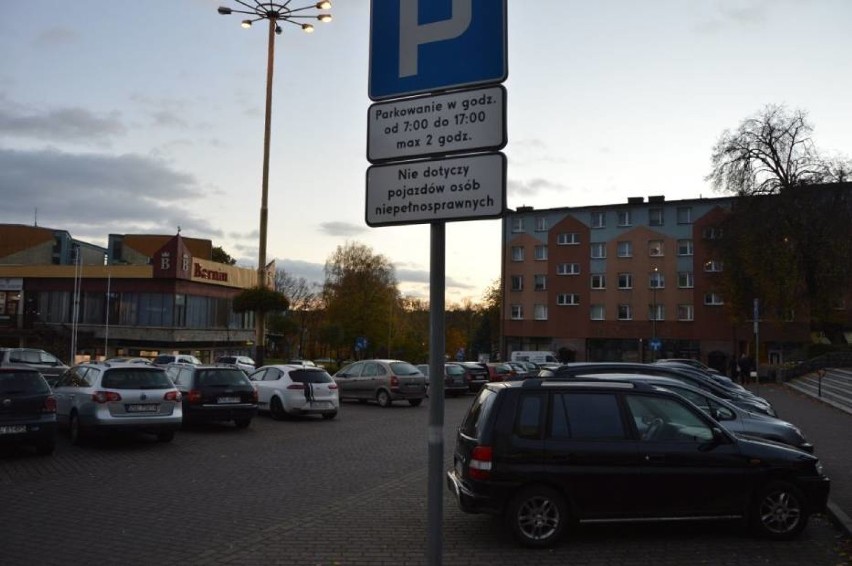Zakaz poskutkował, są wolne miejsca parkingowe w centrum Goleniowa. I pierwszy mandat