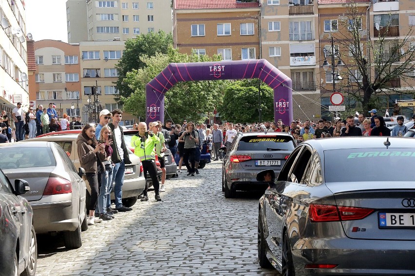 Rajd Eurorally 2023 zajechał na legnicki rynek, zobaczcie zdjęcia