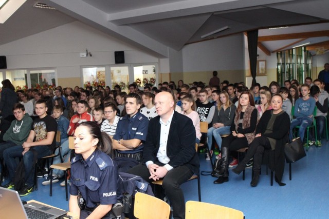 "Mocarz" w Rozprzy. O zagrożeniach ze strony dopalaczy mówi policjantka