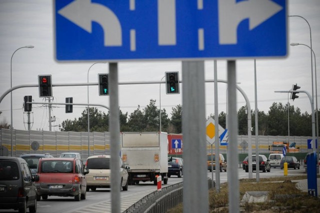 Mają dość pisania petycji, protestów i próśb do Generalnej Dyrekcji Dróg Krajowych i Autostrad o zajęcie się problemem korków na drodze krajowej nr 10 w Lubiczu. Postanowili wybudować most, który ułatwi życie nie tylko mieszkańcom gminy.

SZCZEGÓŁY NA KOLEJNYCH STRONACH >>>