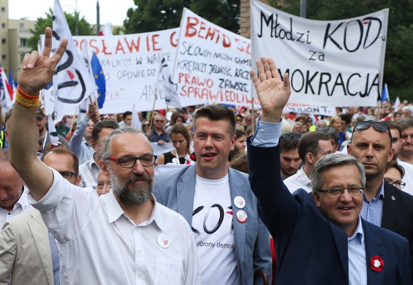 Manifestacja KOD w czasie szczytu NATO w Warszawie. Hasło:...