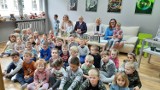 Oleśnica: „Cała Polska czyta dzieciom". Wiceburmistrz, dyrektor szkoły i biblioteki czytali dzieciom "Lokomotywę"