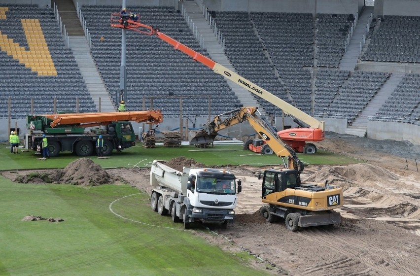 Przesuwanie boiska na Stadionie Pogoni Szczecin - stan 16...